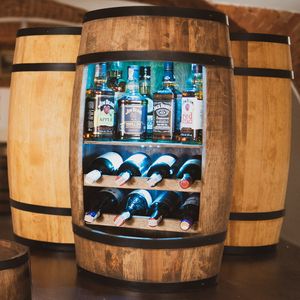Stojan na víno s RGB LED světly, dřevěný sud na víno, výška 80 cm, sud na víno, stojan na láhve alkoholu, dřevěný stojan na víno (wenge)