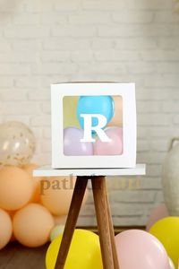 MNZ průhledná bílá krabička na balónky a sada balónků s písmenem R