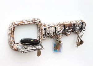 DanDiBo Schlüsselbrett mit Ablage Holz Schlüsselboard Schlüsselhaken handgemacht 1101 Bügel Holzschlüssel