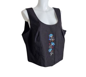 Dirndltop 22453 Alpská módní vesta Dirndl černá s květinovým vzorem a bočním zipem - velikost 50