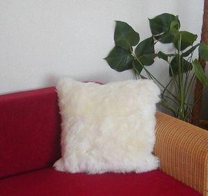 kuscheliges Lammfell Fellkissen weiß, quadratisch ca. 40x40 cm, Haarlänge ca. 50 mm, komplett mit Inlet, Dekokissen, Sofakissen