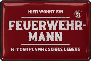 Blechschild - Hier wohnt ein Feuerwehrmann mit der Flamme seines Lebens - Feuerwehr Geschenke für Männer, Geschenkideen für Männer