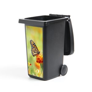 MuchoWow® Mülltonnenaufkleber Monarchfalter auf Blüte 44x98 cm - Containeraufkleber - Aufkleber - Mülltonnen-Aufkleber