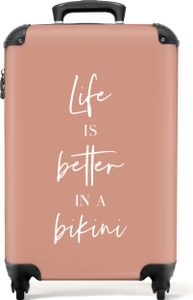 NoBoringSuitcases.com® Koffer Handgepäck Trolley Rollkoffer Kleine Reisekoffer mit 4 Rollen - Das Leben ist besser im Bikini - Zitat - Pink - Cabin Size < 55x40x23 cm & 55x40x20 cm - Fotokoffer - Kabinenkoffer - BoardgepäckHandgepäck Koffer 55x35x20 cm, 36L,