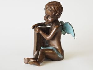 Bronzeskulptur sitzender Engel am Grabstein Grabdekoration Dekorationsfigur
