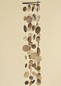 Tolles Muschel Windspiel Capiz aus hochwertigem Perlmutt. Modell: PEPA NATUR Rund, 100 cm Länge und 20 cm Durchmesser, Design in Naturtönen mit Muster, Material Perlmutt Tolles Muschel Windspiel Capiz aus hochwertigem Perlmutt. Modell: PEPA NATUR Rund, 100 cm Länge und 20 cm Durchmesser, Design in Naturtönen mit Muster, Material Perlmutt