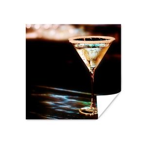 Poster Martini-Glas mit Martini auf einer schwarzen Bar 100x100 cm