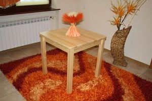 Jídelní stůl 80x80 z borovicového masivu (barva dřeva: borovice)