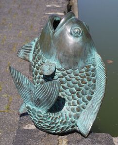 Bronzefigur springender Fisch mit Wasserspeier Teichdekoration Brunnenfigur