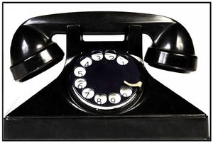 Wallario Wandbild Altes schwarzes Retro-Telefon mit Wählscheibe frontal, Größe: 61 x 91,50 cm, Poster mit schwarzem Aluminiumrahmen