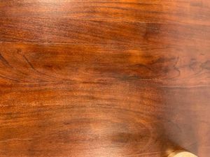 PHOENIX Massiver Baumstamm Couchtisch 110cm Akazienholz Rot Walnuss Schwarz Kufen - Sitheim®