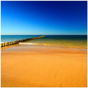 Wallario Premium Glasbild, freischwebende Optik, kräftige Farben, Größe 50 x 50 cm Motiv Sandstrand in orange - Blaues Meer - Blauer Himmel