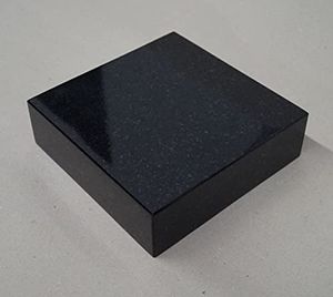 BICK Lampen- und Vasensockel Eckig 20x20x5 cm aus Granit Black SS1 schwarz für Grabvase oder Grablampe