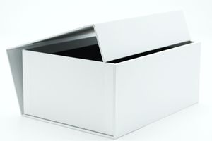 Geschenkbox mit Magnet-Verschluss in weiß 25,2x19,2x11,3cm