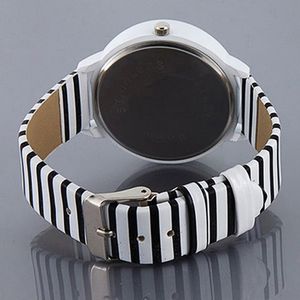 Frauen Art  und Weisefarbe Striped Bügel runde Fall beiläufige Quarz analoge Armbanduhr