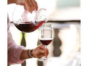 8-dielna hodnotná súprava na červené a biele víno Riedel Vinum, 4 x Riesling Grand Cru/Zinfandel 7416/54, 4 x Cabernet Sauvignon/Merlot 5416/0-1 a 4 slamky EKM Living z nerezovej ocele