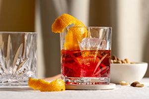 LEONARDO Il Mondo Negoni Gläser 2er Set - Großer Tumbler mit Facetten-Optik, hochwertig verarbeitet - Inhalt 330 ml - Spülmaschinengeeignet - 2 Aperitifgläser transparent, 077482