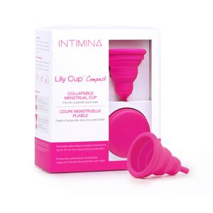 Intimina Lily Cup Compact Größe B, zusammenklappbare Menstruationstasse mit kompaktem Flachfaltdesign, wiederverwendbarer Menstruationsschutz für überall