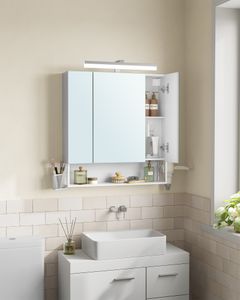 VASAGLE Badezimmerschrank mit 3 Türen, Spiegelschrank, mit Steckdosen, Hängekorb, Haartrockner-Halter, Wolkenweiß