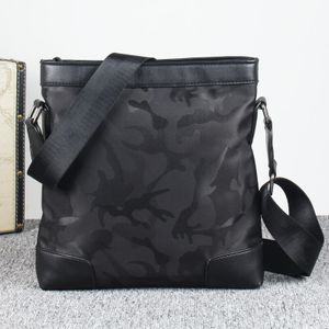 Camouflage-Nylon-Umhängetasche Canvas Herrenhandtasche vertikale Handtaschen Nachrichtentaschen mit mittlerer Kapazität