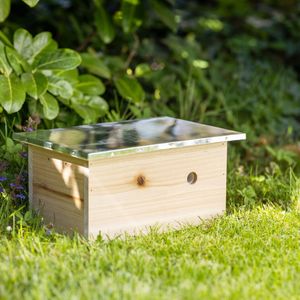 Navaris Hummelhaus aus Holz und Metall - 30x20x14,5cm Hummelkasten - Garten Nistkasten Insektenhotel für Hummeln - Nisthilfe Hummelhotel Hummelkiste Navaris Hummelhaus aus Holz und Metall - 30x20x14,5cm Hummelkasten - Garten Nistkasten Insektenhotel für Hummeln - Nisthilfe Hummelhotel Hummelkiste