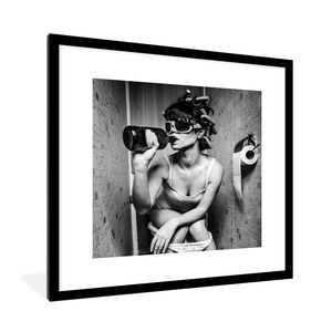 MuchoWow® Gerahmtes Poster Frau - Toilette - Schwarz - Weiß 40x40 cm - Poster mit Schwarzem Bilderrahmen Wandposter Rahmen Foto Bilder - Poster - Plakat im Rahmen