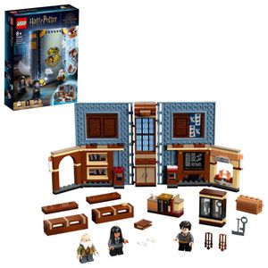 LEGO 76385 Harry Potter Hogwarts Moment: Zauberkunstunterricht Set, Spielzeugkoffer mit Minifiguren, Sammlerstück