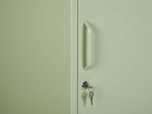 BELIANI Metallschrank Grün Stahl 185cm hoch Modern mit abschließbarer Tür Kleiderstange 2 Türhaken 5 Fächern Wohnzimmer Schlafzimmer Flur Büro Archiv
