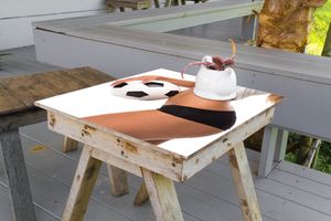 Wallario selbstklebende Möbelfolie/ Tischdecke für Innen und Außen, Größe: 50 x 50 cm - Fußball - sexy Frau mit einem Fußball