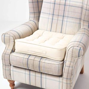HOMESCAPES Pohodlný polštář na křeslo s bavlněným potahem - Sedák krémový, 50 x 50 cm