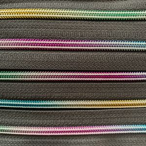 Schnoschi 6 m dunkelblau endlos Reißverschluss mit Regenbogeneffekt 5 mm Laufschiene + 15 Zipper, Spiralreißverschluss