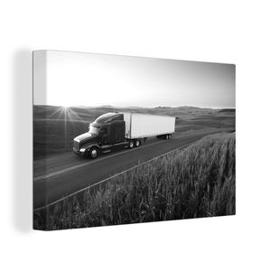 OneMillionCanvasses® - Leinwandbilder - 120x80 cm, Lkw-Fahren in einer Umgebung - schwarz und weiß, Wandbilder Kunstdruck Wanddekoration - Wanddekorationen - Wohnzimmer