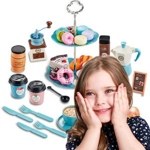 Kinder-Nachmittagstee-Spielzeug-Set Kleines Mädchen, das mit Desserts und Spielzeug-Kaffeemaschine spielt