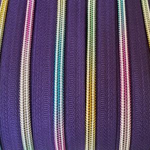 Schnoschi 6 m lila endlos Reißverschluss mit Regenbogeneffekt 5 mm Laufschiene + 15 Zipper, Spiralreißverschluss