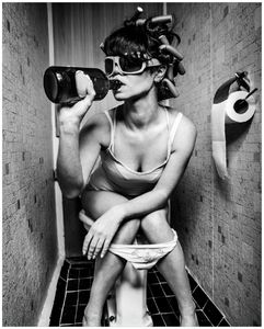 Wallario Poster - Kloparty - Sexy Frau auf Toilette mit Weinflasche, Kunstdruck Größe: 40 x 50 cm