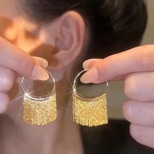 Einzigartiges Design: Dynamische Troddel-Ohrringe - Gold
