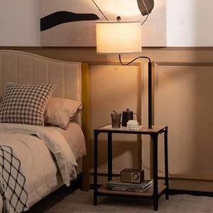 2 in 1 Stehlampe mit Beistelltisch, Standleuchte mit 2 Regalen & 2 USB-Anschlüssen, Moderne Stehleuchte mit E27 Fassung, Drehbarem Lampenarm für Schlafzimmer & Wohnzimmer