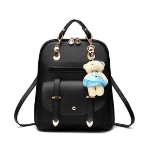 Elegantní batoh z  s přívěskem medvídka - černý