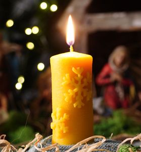 tea4chill Bienenwachskerze aus 100% Bienenwachs, Kerze 6 x 10cm Stumpen, Schneeflocken, Geschenk für Weihnachten, lange Brenndauer, Adventkranz Kerze, Stabkerze, handgefertigt