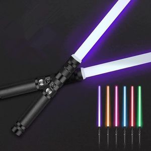 2er Pack Lichtschwert,RGB Lichtschwerter mit 7 Farben,wechselbarem Metallgriff und Strike-Soundeffekten,Duell Lichtschwert