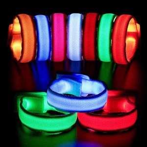 12 Stück LED-Armband, Leuchtarmbänder, LED-Armband, blinkendes Sportarmband, hohe Sichtbarkeit, Ausrüstung für Party, Laufen, Radfahren, Konzerte, Festivals (zufällige Farbe)