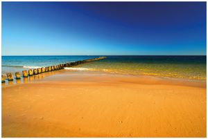 Wallario Premium Glasbild, freischwebende Optik, kräftige Farben, Größe 90 x 60 cm Motiv Sandstrand in orange - Blaues Meer - Blauer Himmel