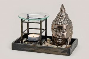 Wunderschöne Dufttschale oder Aromabrenner, arrangiert auf einem Holztablett mit silbernem Buddha Kopf, ideal für Duft- Öle und Wachse, Maße: 19 x 12 x 11 cm