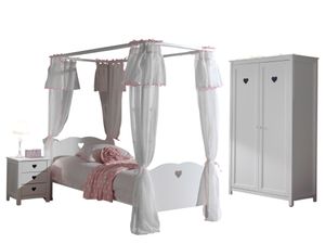Sada Amori se skládá z: Složení: postel s nebesy, textilní závěs, noční konzola a dvoudveřová skříň.