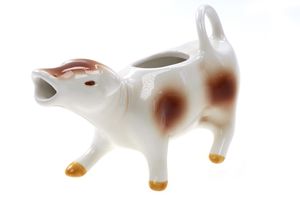 Milchkännchen Sahnekuh Sahnekännchen als braun weiße Kuh H.: 10cm L.: 15cm Fassungsvermögen: 100ml