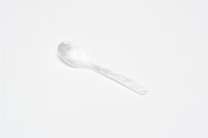 G.F. Heim Söhne Eierlöffel aus Acrylglas perlmutt weiß 12,5cm