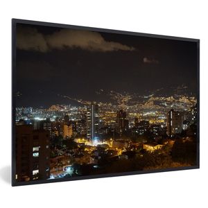 Poster mit Rahmen - Die Skyline von Medellin am Abend im südamerikanischen Kolumbien - 120x80 cm - Poster mit zchwarzem Bilderrahmen