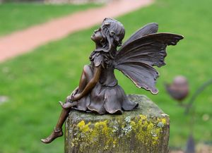 Bronzefigur kleine sitzende Elfe Fabelwesen Fee Fantasy Gartenfigur