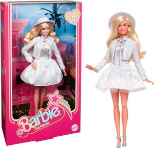 Bábika Barbie pre celovečerný film, Margot Robbie v úlohe Barbie, zberateľská bábika s modrým károvaným oblečením, zodpovedajúcou čiapkou a bundou