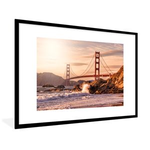 MuchoWow® Zarámovaný plagát Most Golden Gate s divokými vlnami narážajúcimi na skaly v San Franciscu 90x60 Nástenný plagátový rám Fotky